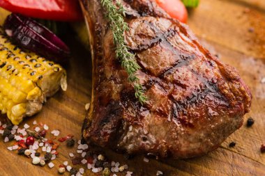 Izgara et ve sebze soslu restoran yemeği.