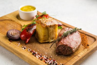 Izgara et ve sebze soslu restoran yemeği.