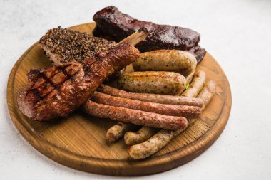 Izgara et ve sebze soslu restoran yemeği.