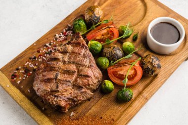 Izgara et ve sebze soslu restoran yemeği.