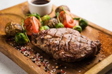 Izgara et ve sebze soslu restoran yemeği.