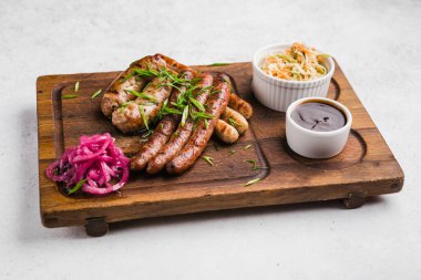 Izgara et ve sebze soslu restoran yemeği.