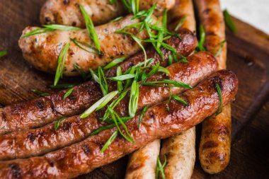 Izgara et ve sebze soslu restoran yemeği.