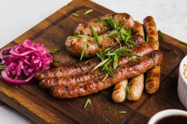 Izgara et ve sebze soslu restoran yemeği.