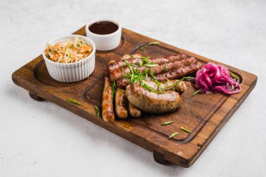 Izgara et ve sebze soslu restoran yemeği.