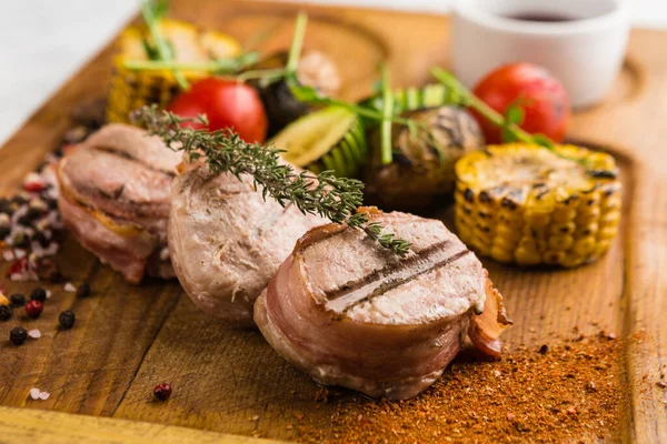 Izgara et ve sebze soslu restoran yemeği.