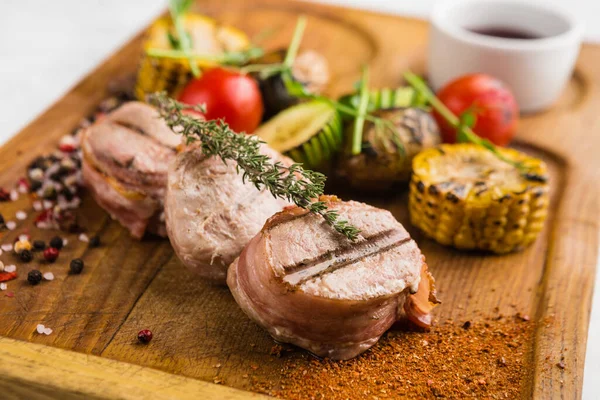 Izgara et ve sebze soslu restoran yemeği.