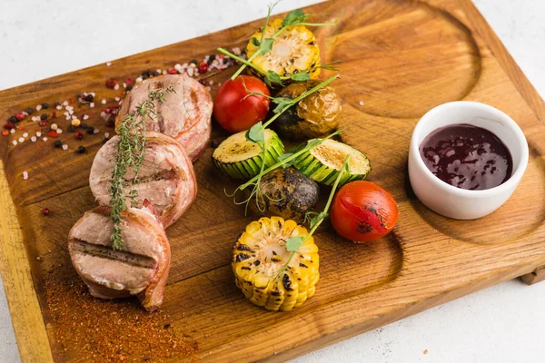 Izgara et ve sebze soslu restoran yemeği.