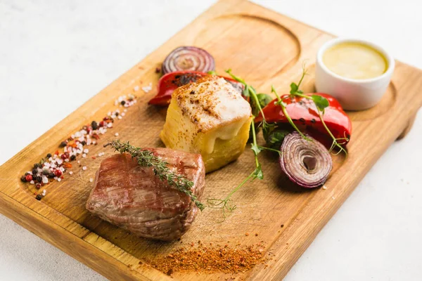 Izgara et ve sebze soslu restoran yemeği.