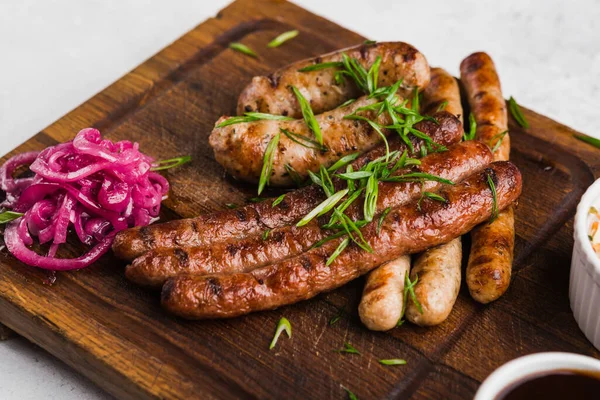 Izgara et ve sebze soslu restoran yemeği.