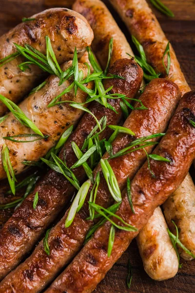 Izgara et ve sebze soslu restoran yemeği.