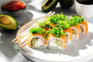 Japon suşisi, somon, karides, füme yılan balığı ve kırmızı havyar.