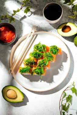 Japon suşisi, somon, karides, füme yılan balığı ve kırmızı havyar.