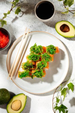 Japon suşisi, somon, karides, füme yılan balığı ve kırmızı havyar.