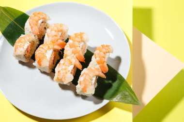 Japon suşisi, somon, karides, füme yılan balığı ve kırmızı havyar.