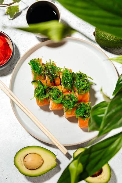 Sushi Gulung Jepang Dengan Salmon Udang Belut Asap Dan Kaviar — Stok Foto