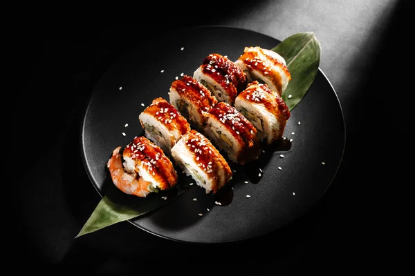 Japon suşisi, somon, karides, füme yılan balığı ve kırmızı havyar.