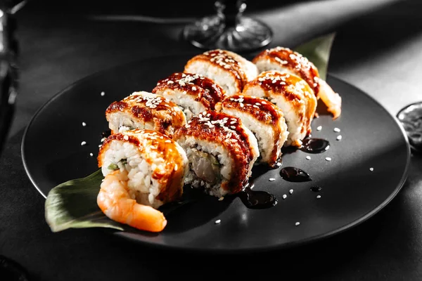 Rotoli Sushi Giapponese Con Salmone Gamberetti Anguilla Affumicata Caviale Rosso — Foto Stock