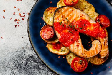 Domates soslu ve patatesli güzel somon filetosu.