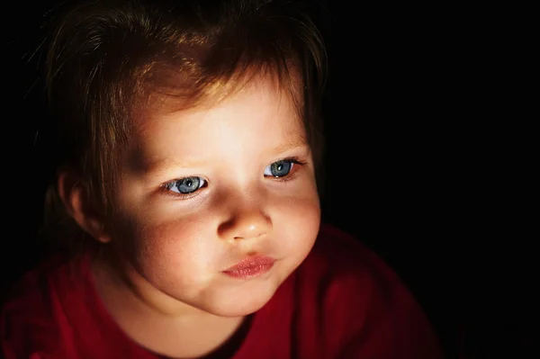 Pequena menina de olhos azuis bolsa seus lábios — Fotografia de Stock