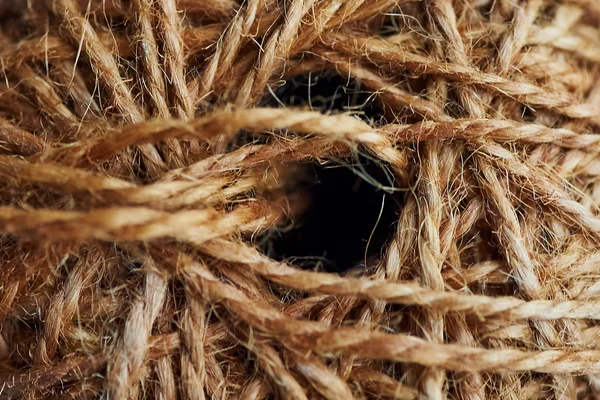 Фон: рулон натуральной коричневой веревки — стоковое фото