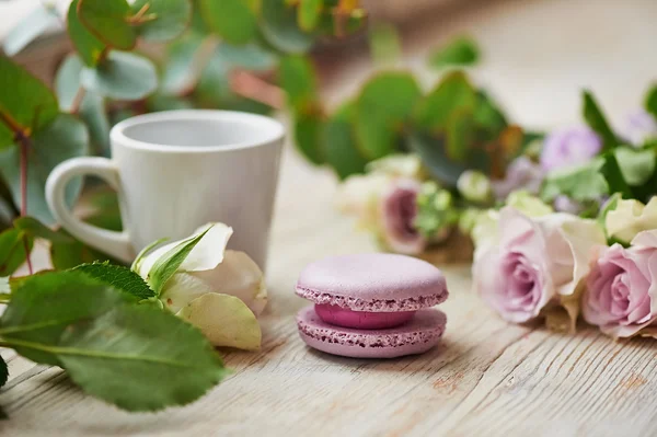 White Cup, purple cake macaroon, fresh flowers — Stock Photo, Image