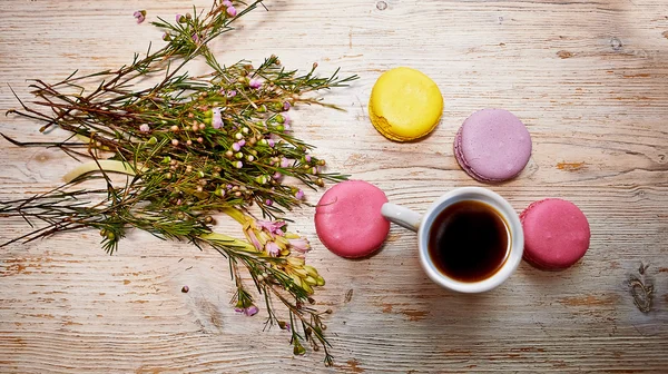 Gâteaux macarons colorés et fleurs fraîches — Photo