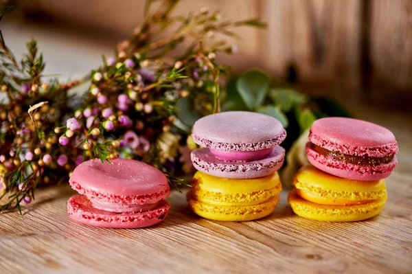 Coloridos pasteles de macarrones y flores frescas — Foto de Stock