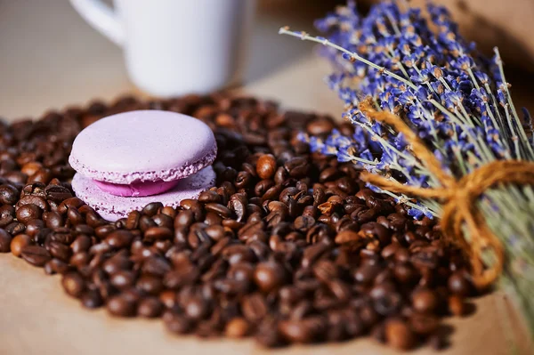 Macarrones con granos de café y lavanda —  Fotos de Stock