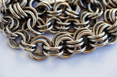 Zincir yığın - beyaz arka plan soyut metal