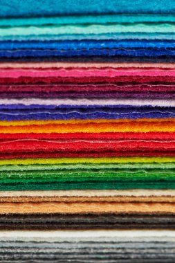 Keçe kumaş renkleri bir yığın içinde yığılı sayfaları.