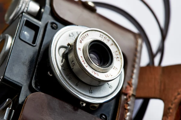 Lente de cámara vintage en estuche de cuero — Foto de Stock