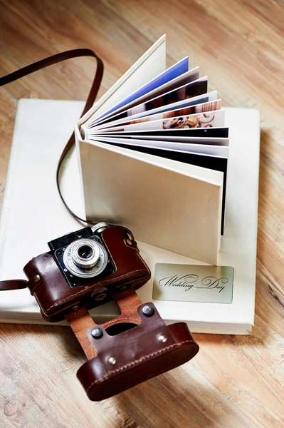 Fotobok med en cover av konstläder och den gamla kameran — Stockfoto