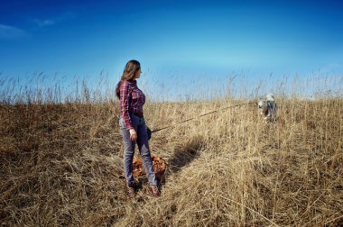 Siberian dış yapraklar güzel kızla oynayan Utah