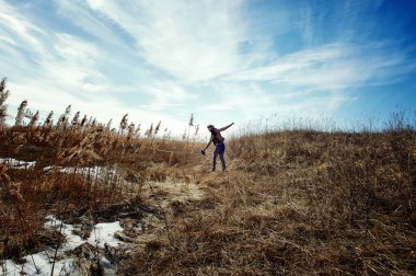 Siberian dış yapraklar güzel kızla oynayan Utah