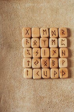 Rune kaba süet bir arka plan üzerinde