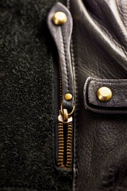Dolulukla fermuar üstünde bir deri çanta