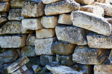 Taş bloklar renk ve yığın gridir.