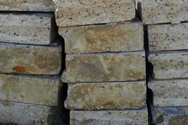 Taş bloklar renk ve yığın gridir.