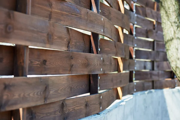 Valla de madera vieja con remaches de hierro — Foto de Stock