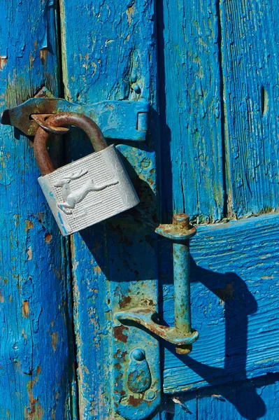 Oude antieke houten deur met mooie romantische ijzer knocker — Stockfoto