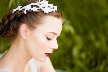 Yeşil ile genç kızın yakın çekim portre kaliteli makyaj gözleri. Boho stili