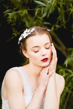 Yakın çekim yeşil elbiseli kız portresi bu gözler. Boho stili