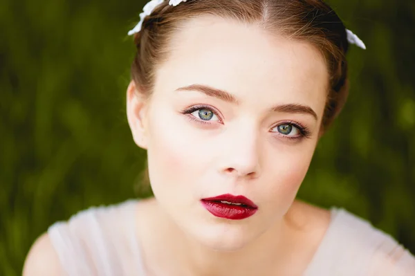 Close-up portret van een jong meisje met groene ogen een kwaliteit make-up. Boho stijl — Stockfoto