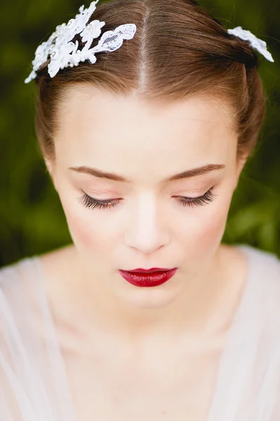Detailní portrét mladé dívky s zelené oči kvalitní make-up. Boho styl — Stock fotografie