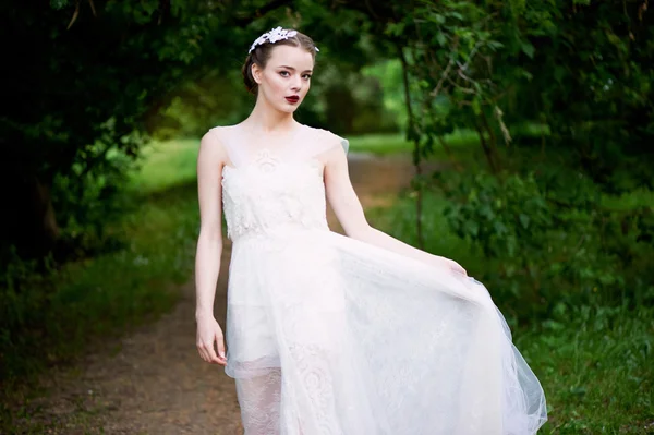 Chica caminando en un vestido blanco en el flujo. Dinámica. Estilo boho en pleno crecimiento —  Fotos de Stock