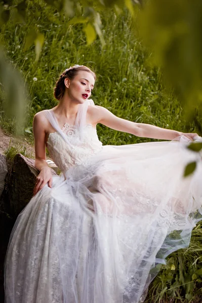 Ragazza in abito bianco si trova in punta di piedi. stile boho — Foto Stock