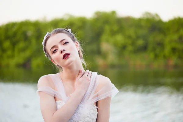 Güzel kız beyaz elbise ayakta su, boyun dokunur. Boho stili — Stok fotoğraf