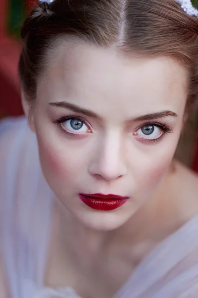 El retrato de cerca de la muchacha joven con los ojos verdes un maquillaje de calidad. Estilo boho —  Fotos de Stock