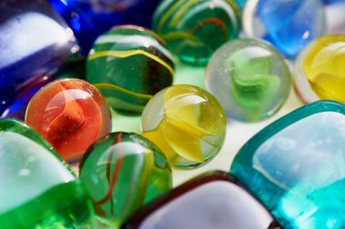 Renkli cam kare ve yuvarlak taşlar.